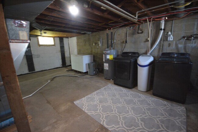Building Photo - Close to Downtown Location with Fenced Yard