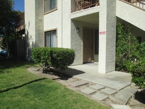 Building Photo - Beautiful Lompoc Village Townhouse