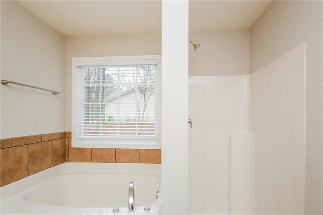 Building Photo - 3300 Westview Cove