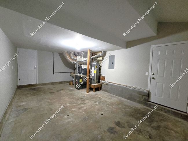 Building Photo - 7153 Woodland Cir