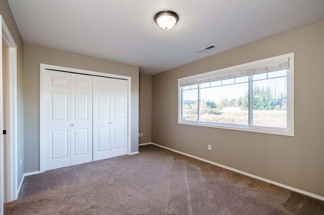 Building Photo - 3 Bedroom 2.5 Bath Duplex -Quick Easy Acce...