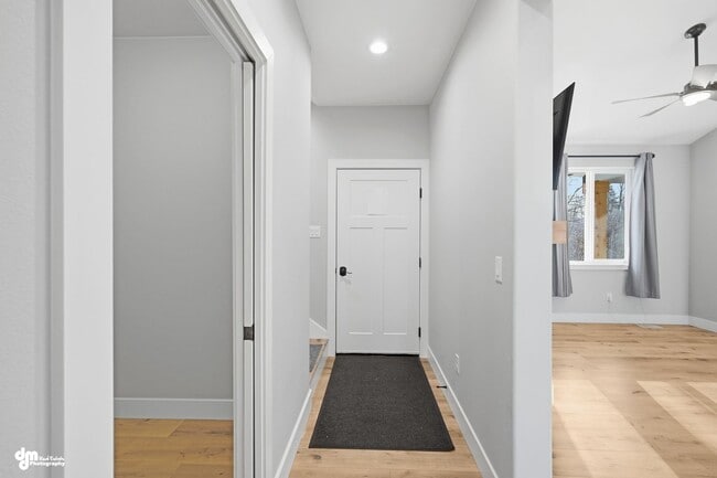 Building Photo - 4 Bedroom | 2.5 Bathroom | 2 Car Garage - Convenient Location!