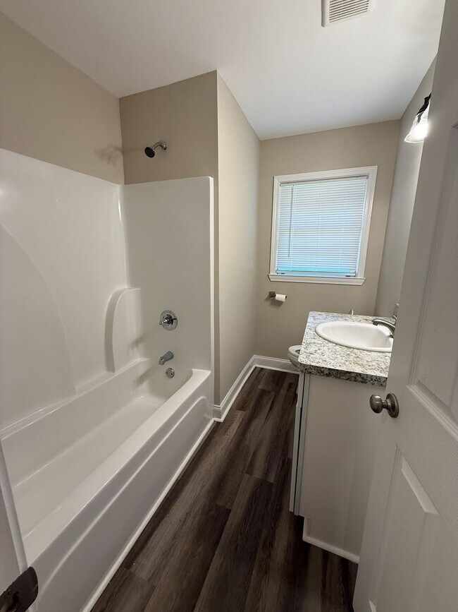 Building Photo - Charming 4 Bedroom Home located in Histori...