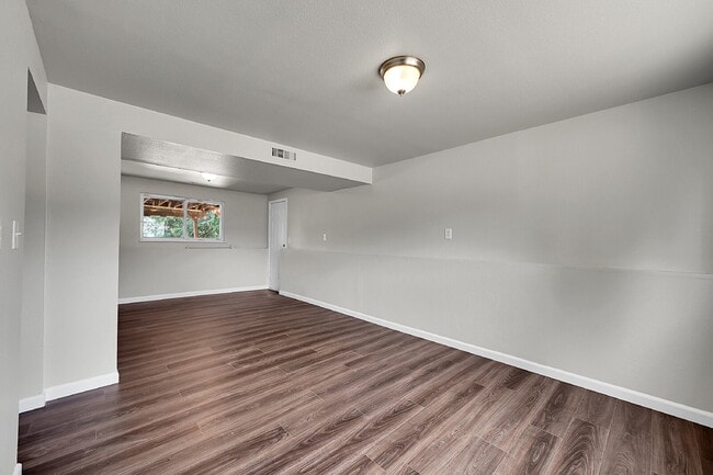 Building Photo - $1,850, 4 bed, 2 bath, located on Colorado...