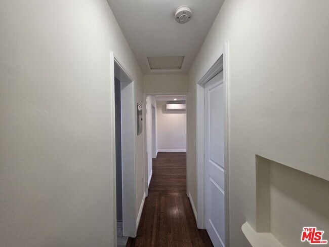 Building Photo - 102 Gaviota Ave