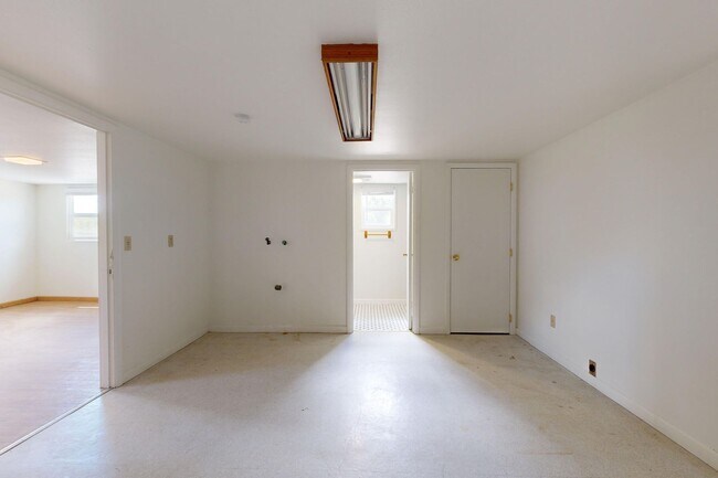 Building Photo - Farmhouse - Showings now Available