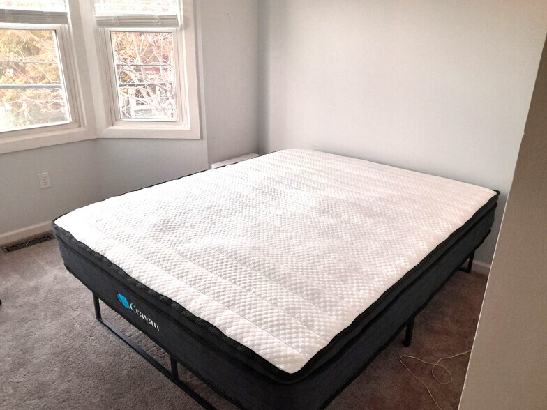 Building Photo - 8 Slocum St