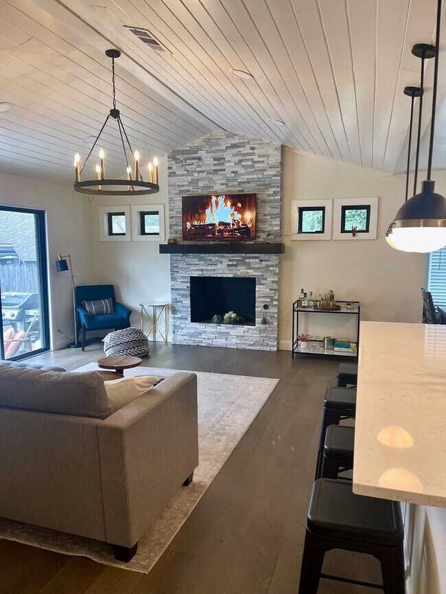 Building Photo - *** Near Domain * Stunning 4 Bedroom House * Fully Furnished * Designer Decorated * High End Luxu...