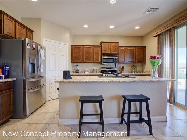 Building Photo - 4 br, 2.5 bath House - 240 West Hershel H ...