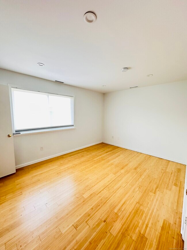 Building Photo - 7 Elm St