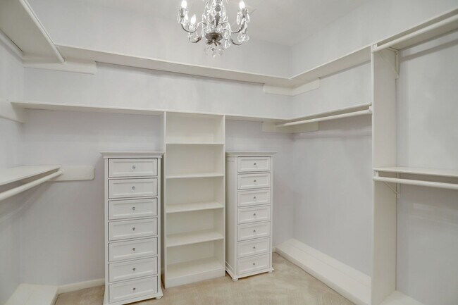 Building Photo - Beautiful 4 Bedroom 3 Bathroom Home Locate...