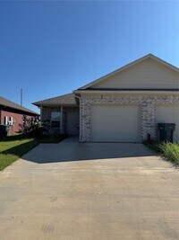 Building Photo - 2915 Peony Dr