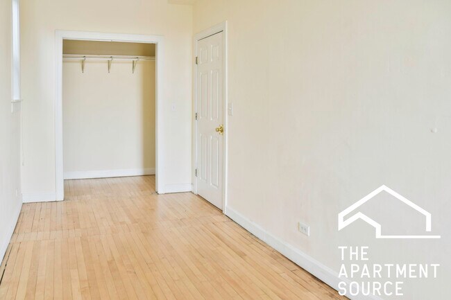 Building Photo - 2318 N Southport Ave