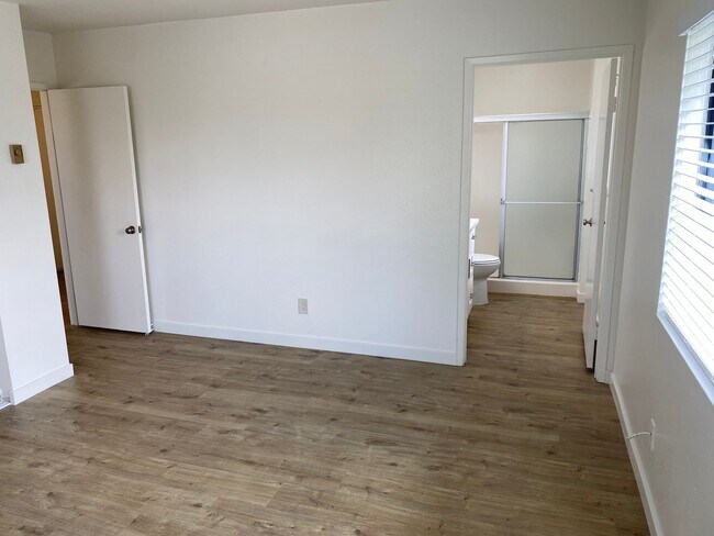 Building Photo - 2BR/2BA Upstairs Condo with Two-Car Garage