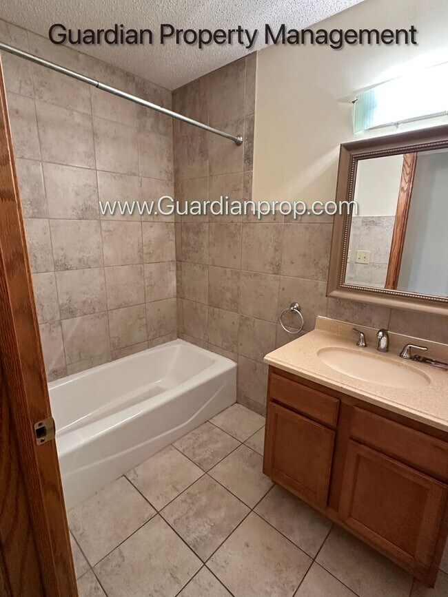 Building Photo - Longfellow Top Floor Apartment, Blocks Fro...