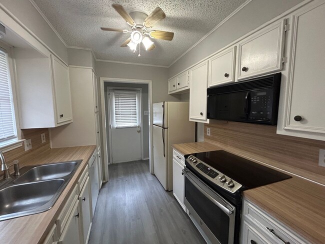 Building Photo - Updated Midway ISD Duplex