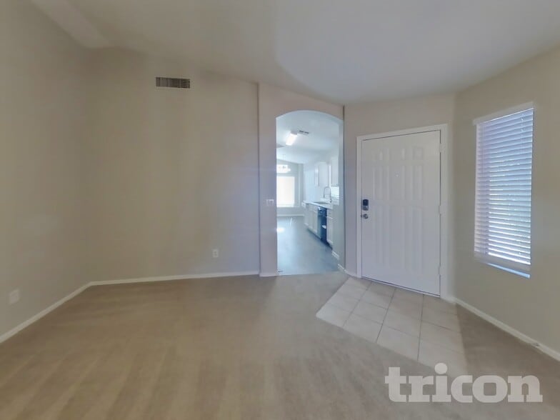 Building Photo - 4005 E La Salle St