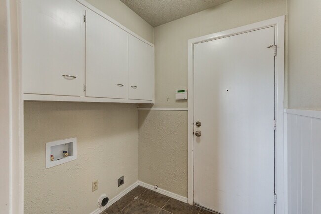 Building Photo - Spacious 3/2 in Central Lubbock!