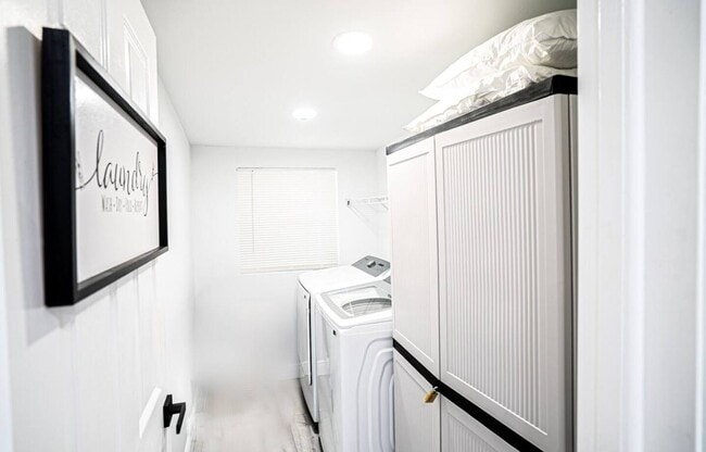 Building Photo - Homey Cozy Newly Renovated Stylish & chic