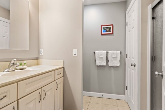 Building Photo - Furnished Pet-Friendly 30-Day Extended Stay Riverfront Condo