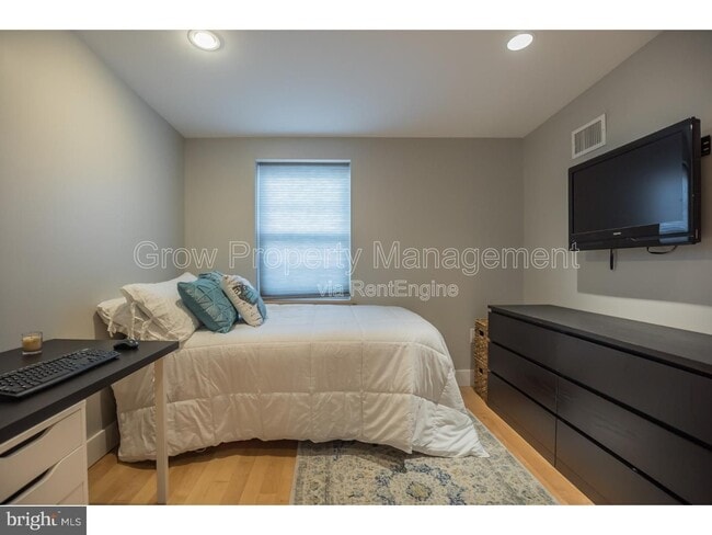 Building Photo - 533 Manton St