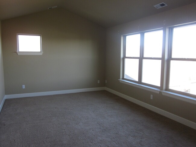Building Photo - Redmond - Beautiful 2 Story 4 Bedroom Home...