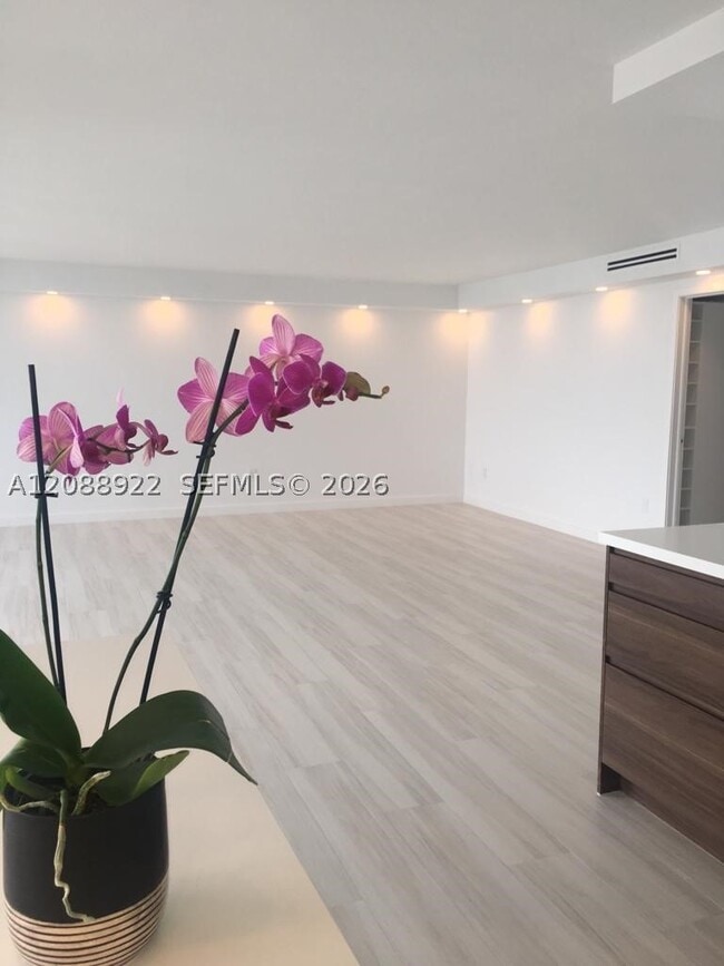 Building Photo - 881 Ocean Dr