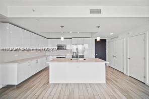 Building Photo - 999 SW 1st Ave