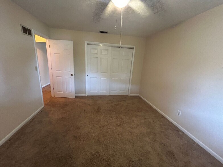 Building Photo - Freshly painted interior and new carpet in living room spacious home off Country Club Blvd