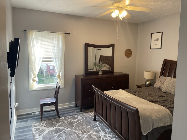 Building Photo - 123 Montmullin St