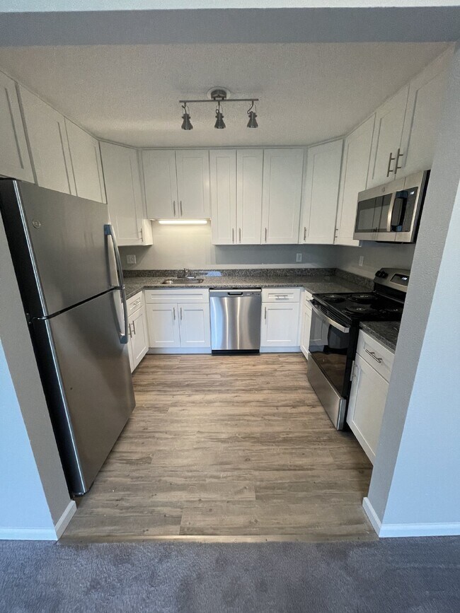 Building Photo - Beautiful Remodeled 1 Bedroom 1 Bath Apart...