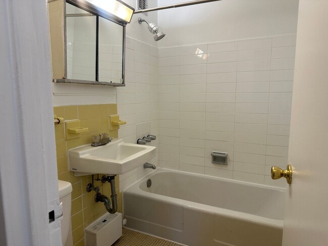 Building Photo - Rosslyn Studio | All Utilities Included | 1.5 Blocks to Metro
