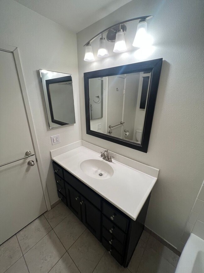 Building Photo - 2 Bedroom 2 Bath Spacious Condo For Rent in Long Beach Comes with Assigned Garage Space - Marketi...