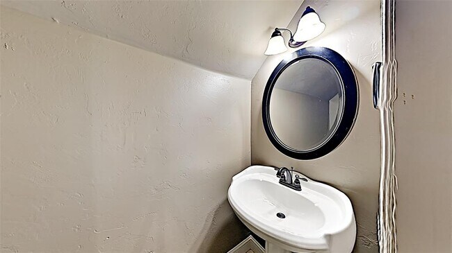 Building Photo - 17332 Hardwood Pl