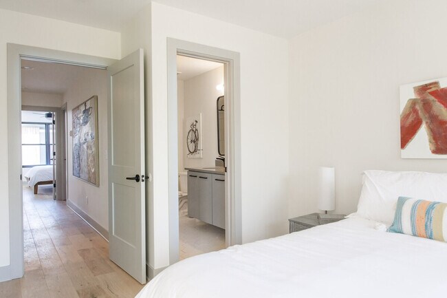 Building Photo - 315 NE Burwood Mews