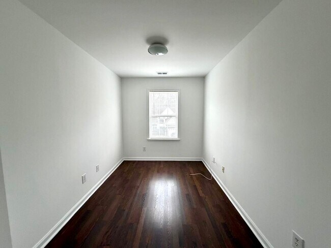 Building Photo - 6229 Bells Mill Dr