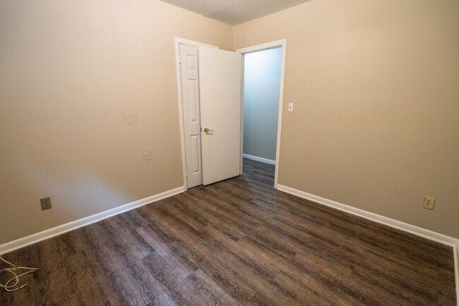 Building Photo - Cute 3 bed 2 bath on the SE side of Tallahassee
