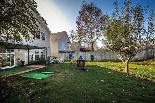 Building Photo - 2120 Highland Gate Dr