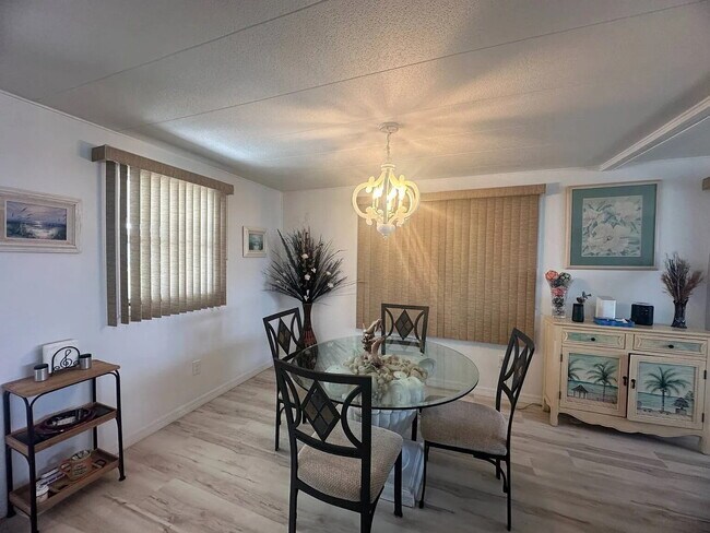 Building Photo - "Charming 2-Bed, 2-Bath Retreat in Nokomis!"