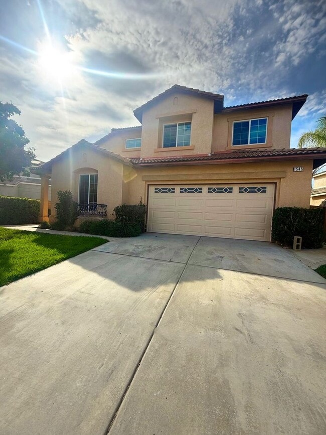 Building Photo - Beautiful Newly Upgraded 4 bedroom 3 bathr...