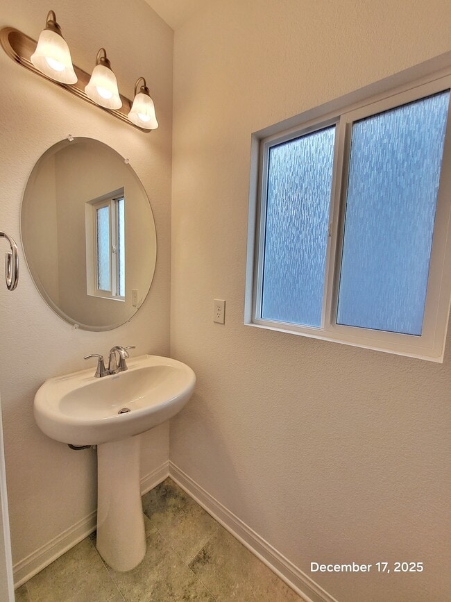 Building Photo - 5866 Aurora Gold Ave