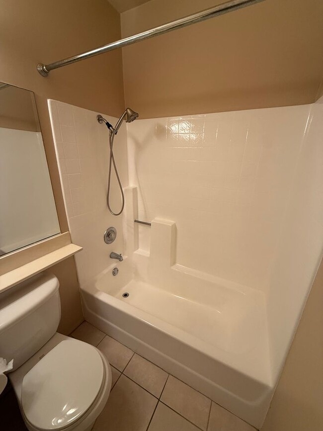 Building Photo - Beautiful 2 Bed, 2.5 Bath Townhome in Desi...