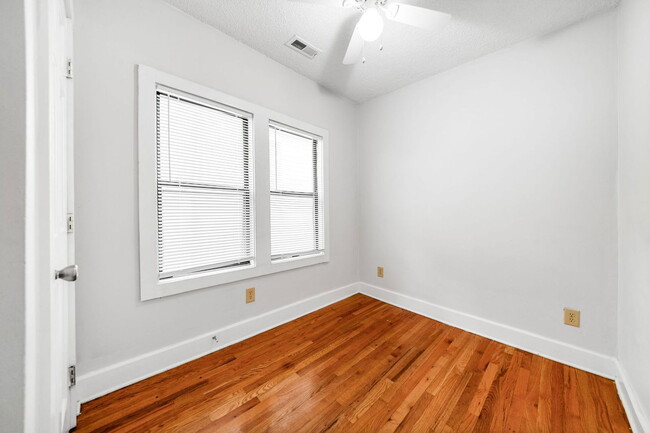 Building Photo - 1378 1/2 Indianola Ave