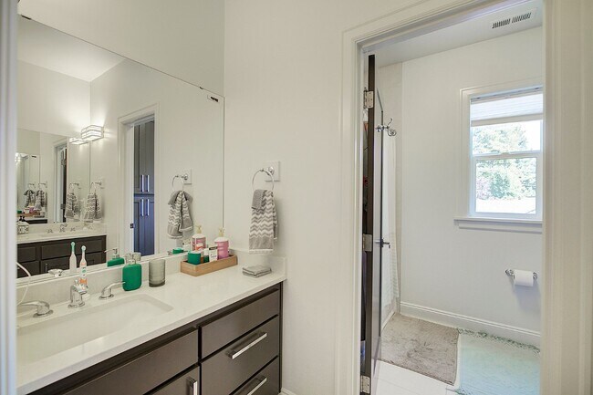 Building Photo - 5bd/3.5ba Seattle Home