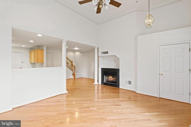 Building Photo - 1925 Crescent Park Dr