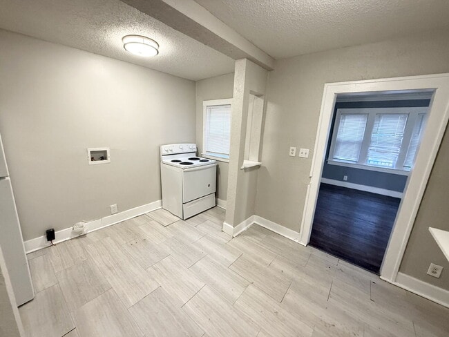 Building Photo - Beautiful 3 Bedroom , 2-Bath Home In Kansas City