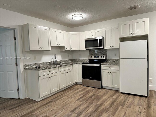 Building Photo - 3315 SW 15th Ave