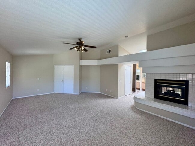 Building Photo - Spacious 4 Bedroom Home with Expansive Bac...