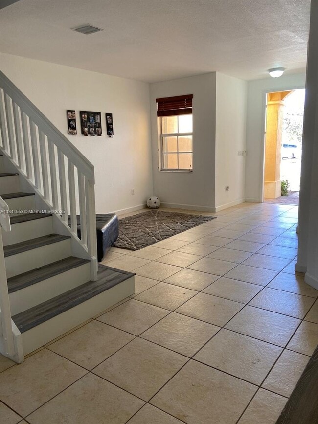 Building Photo - 8728 NW 113th Ct