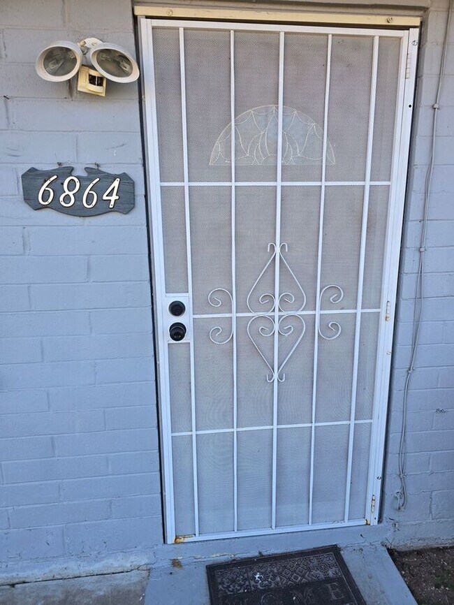 Building Photo - Rooms for Rent – Furnished, Lockable, & Private Backyard! 6 Spots Open.